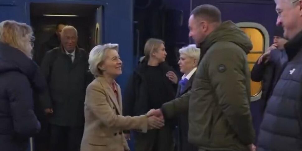 Zelensky celebra "tre anni di resistenza". Von der Leyen arrivata a Kiev, "L