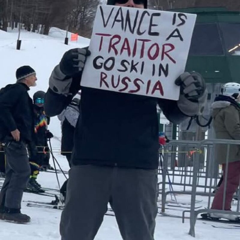 Oltre un migliaio di abitanti del Vermont si sono riuniti stamane per protestare contro il vice presidente JD Vance, che questo fine settimana era in visita allo Sugarbush Resort con la sua famiglia, all'indomani del violento scontro con Volodymyr Zelensky nello Studio Ovale. Al passaggio del corteo di macchine del numero due di Donald Trump diversi manifestanti hanno urlato insulti e slogan e qualcuno aveva un cartello con su scritto: "Traditore! Vai a sciare in Russia!".X/@Schizointel+++ ATTENZIONE LA FOTO NON PUO' ESSERE PUBBLICATA O RIPRODOTTA SENZA L'AUTORIZZAZIONE DELLA FONTE DI ORIGINE CUI SI RINVIA+++ NPK +++