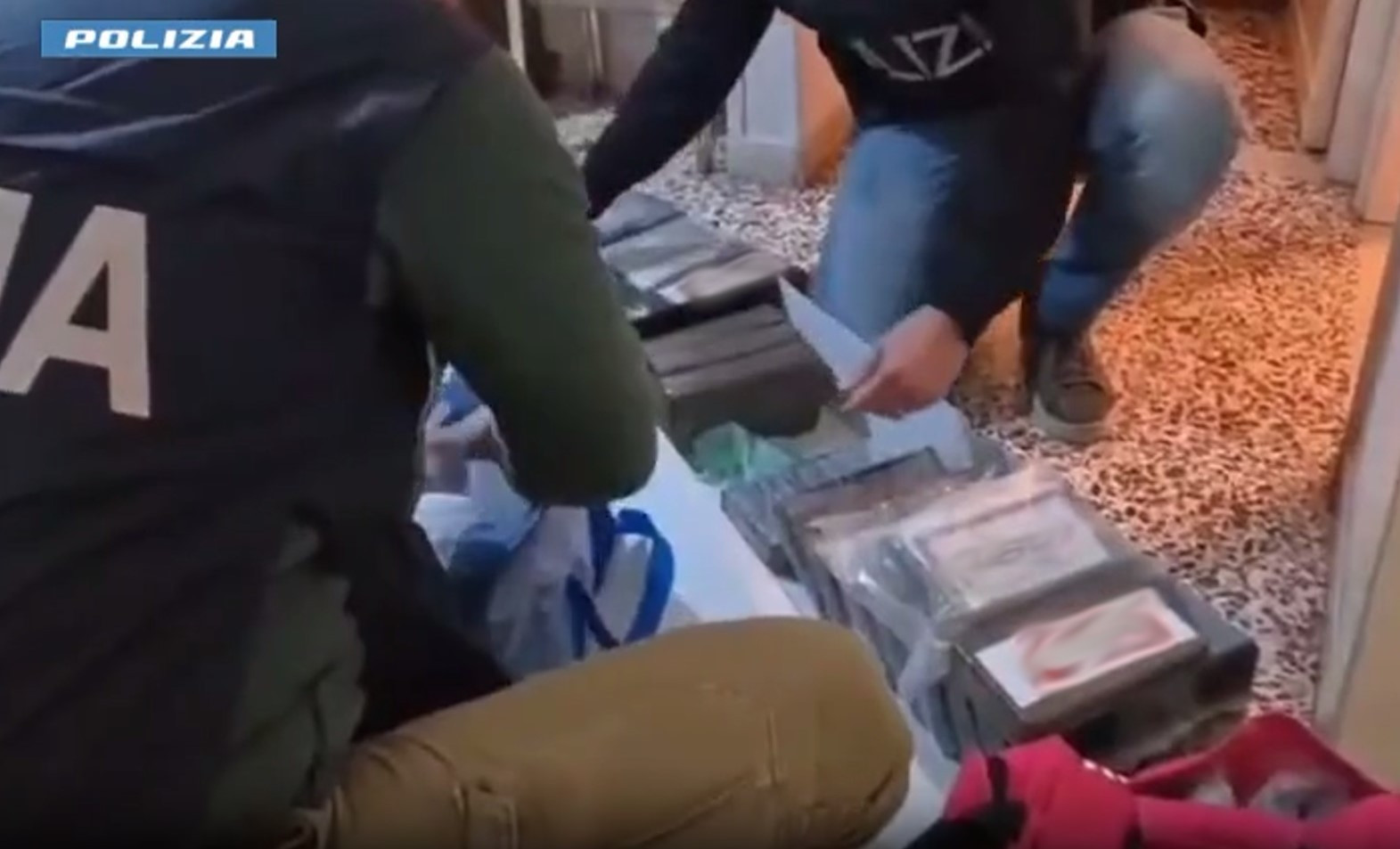 Nascondeva 37 chili in un baule nel ripostiglio, arrestato un 45enn… Nascondeva 37 chili in un baule nel ripostiglio, arrestato un 45enn…