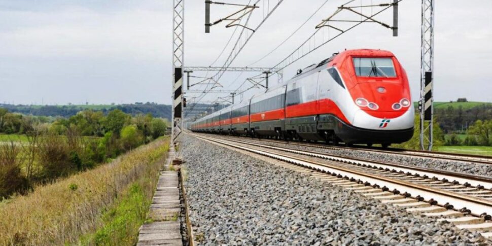https://assets.gazzettadelsud.it/2025/03/Alta-velocita-ferroviaria-Nella-versione-del-Recovery-plan-fin-qui-conosciuta-si-parla-solo-di-ammodernamento-della-tratta-Salerno-Reggio-970x485.jpg