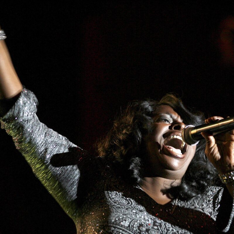 epa01706884 US Singer Angie Stone performs on stage during her concert in Zabrze, Poland, 23 April 2009. EPA/ANDRZEJ GRYGIEL POLAND OUT