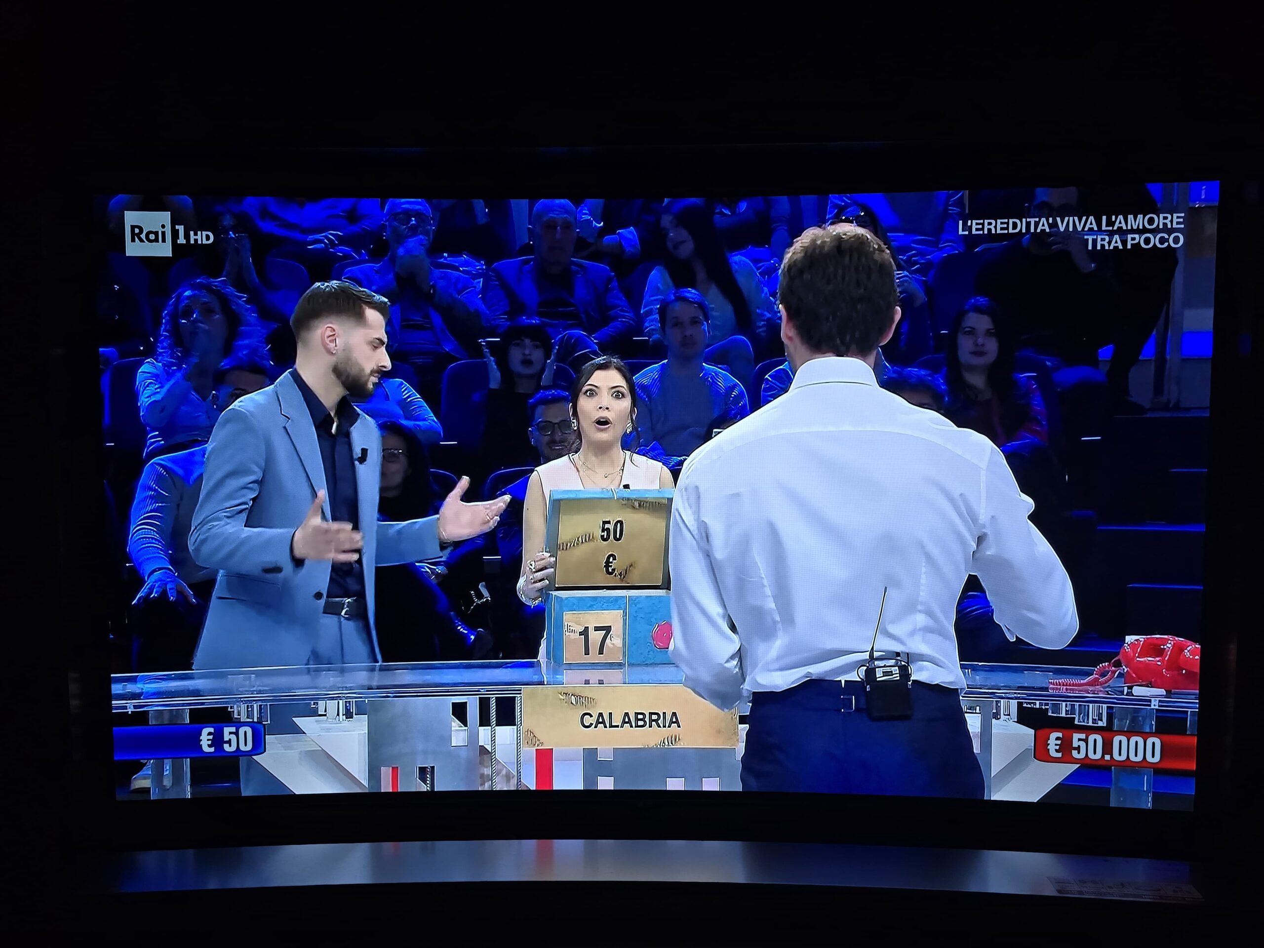 Castrolibero, che beffa ad “Affari tuoi”! Elenora cambia il pacco f… Castrolibero, che beffa ad “Affari tuoi”! Elenora cambia il pacco f…