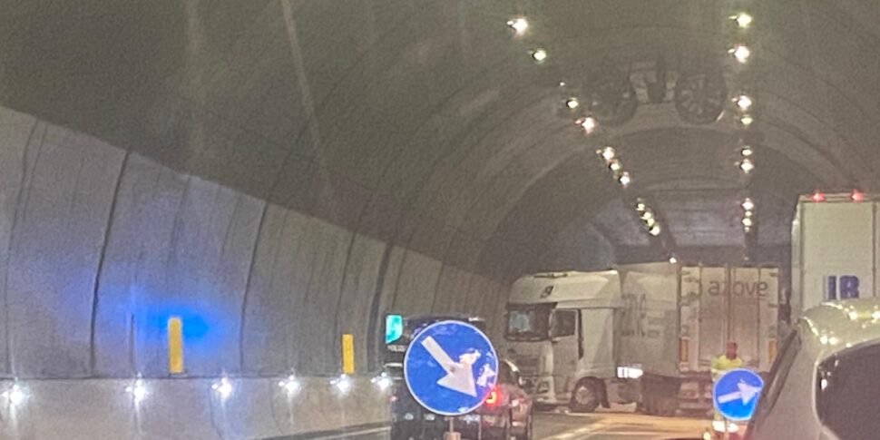 Camion di traverso in galleria, traffico in tilt tra Scilla e Bagnara ...