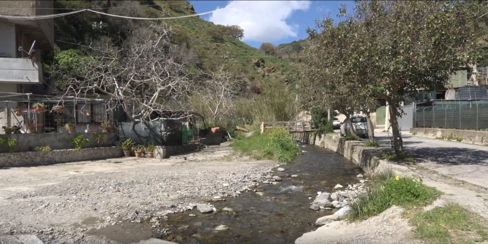 Briga tra eternit e pericoli, a scuola guadando un torrente