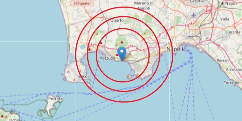 Due forti scosse di terremoto magnitudo 4.4 e 3.5: paura a Napoli e nei Campi flegrei, gente per strada Due forti scosse di terremoto magnitudo 4.4 e 3.5: paura a Napoli e nei Campi flegrei, gente per strada