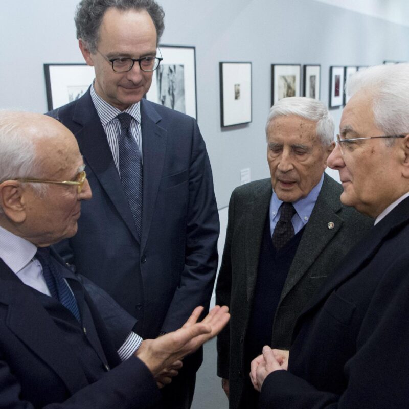 Il presidente della Repubblica Sergio Mattarella con i relatori al convegno dal titolo "1917: l'inizio del secolo americano" al Vittoriano. Da sinistra: Lucio Villari, componente del comitato storico-scientifico per gli anniversari di interesse nazionale, Luca Pietromarchi, rettore dell'università  degli studi Roma Tre, e Franco Marini, presidente del comitato storico-scientifico per gli anniversari di interesse nazionale. Roma, 30 novembre 2017.ANSA/ UFFICIO STAMPA QUIRINALE-PAOLO GIANDOTTI +++ ANSA PROVIDES ACCESS TO THIS HANDOUT PHOTO TO BE USED SOLELY TO ILLUSTRATE NEWS REPORTING OR COMMENTARY ON THE FACTS OR EVENTS DEPICTED IN THIS IMAGE; NO ARCHIVING; NO LICENSING +++