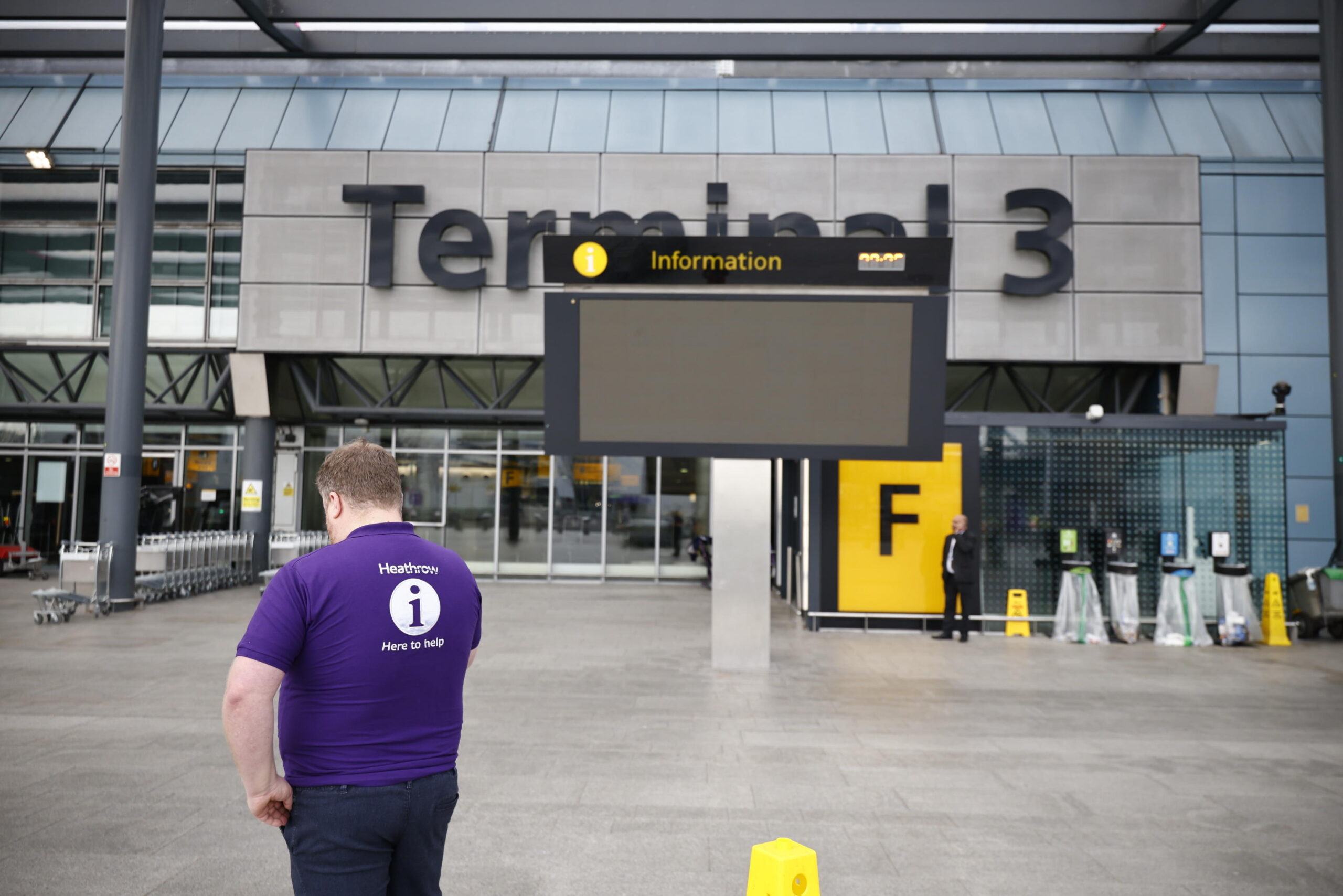 Londra, chiuso per incendio l'aeroporto di Heathrow: fiamme so… Londra, chiuso per incendio l'aeroporto di Heathrow: fiamme so…