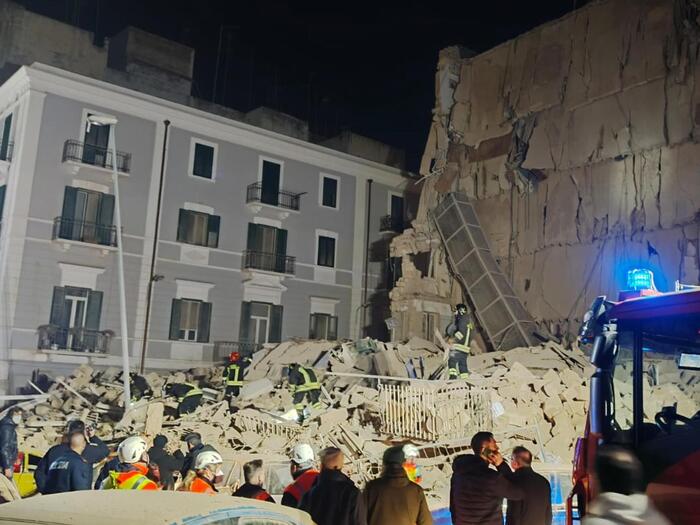 La palazzina crollata a Bari. L'anziana dispersa estratta viva… La palazzina crollata a Bari. L'anziana dispersa estratta viva…