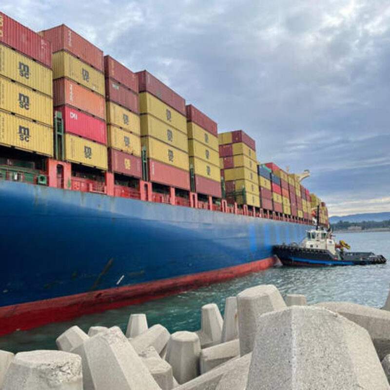 E' ancora incagliata nella barriera frangiflutti del bacino di evoluzione del porto di Gioia Tauro la motonave Msc Elaine, battente bandiera di Panama, lunga 340 metri, larga 46 e con un pescaggio di 14 metri, 09 gennaio 2023. Dopo ore di tentativi di ben cinque rimorchiatori la prua della nave è ancora ancorata ai tetragoni in cemento armato della barriera.ANSA/MICHELE ALBANESE