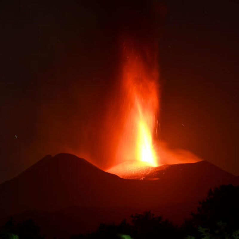 L'attività del cratere Voragine dell'Etna, ripresa nella tarda serata di ieri e durata tutta la notte scorsa, con una colonna eruttiva alta circa 6000 m s.l.m. e abbondante ricaduta di cenere vulcanica. ANSA/ORIETTA SCARDINO//A view of the Etna volcano during the activity of the Voragine crater, taken late yesterday evening and lasting all last night, with an eruptive column approximately 6000 m high above sea level.ANSA/ ORIETTA SCARDINO