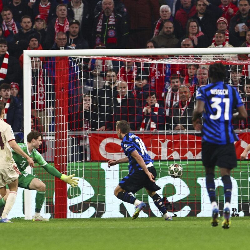 epa12019059 Davide Frattesi of Inter (C) scores the 2-1 lead during the UEFA Champions League quarter final 1st leg between FC Bayern Munich and Inter Milan in Munich, Germany, 08 April 2025. EPA/ANNA SZILAGYI