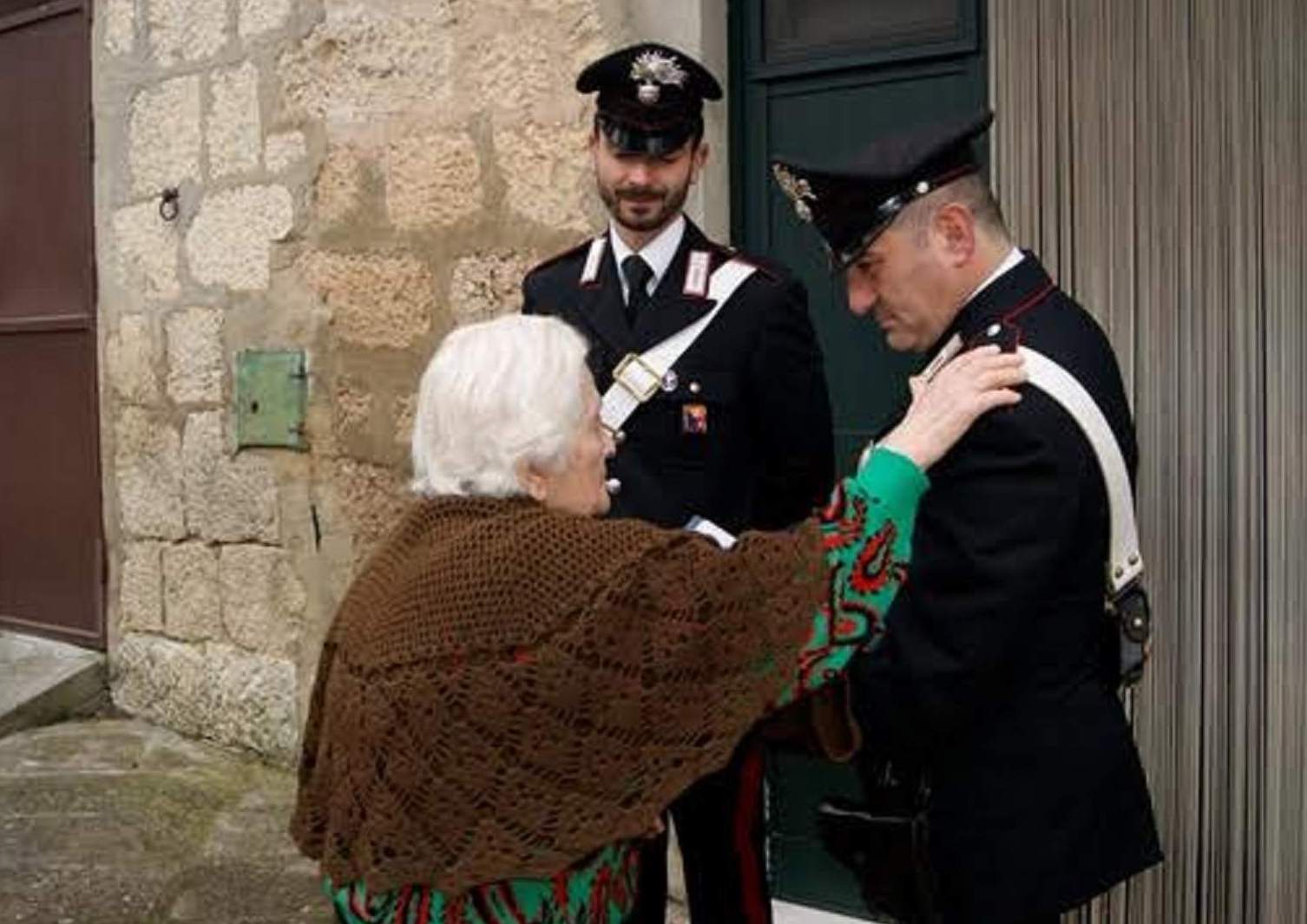 Truffe ad anziani da Napoli alla Sicilia, in banda anche un 16enne Truffe ad anziani da Napoli alla Sicilia, in banda anche un 16enne