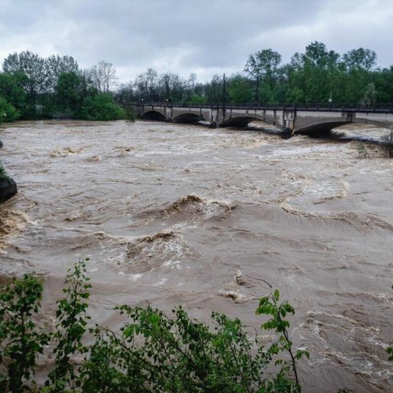 Il torrente Orco in piena a Chivasso per l'ondata di maltempo in Piemonte, 17 aprile 2025./// The Orco torrent in flood folllowing heavy rain, in Chivasso, Piedmont region, Italy, 17 April 2025.ANSA/ TINO ROMANO