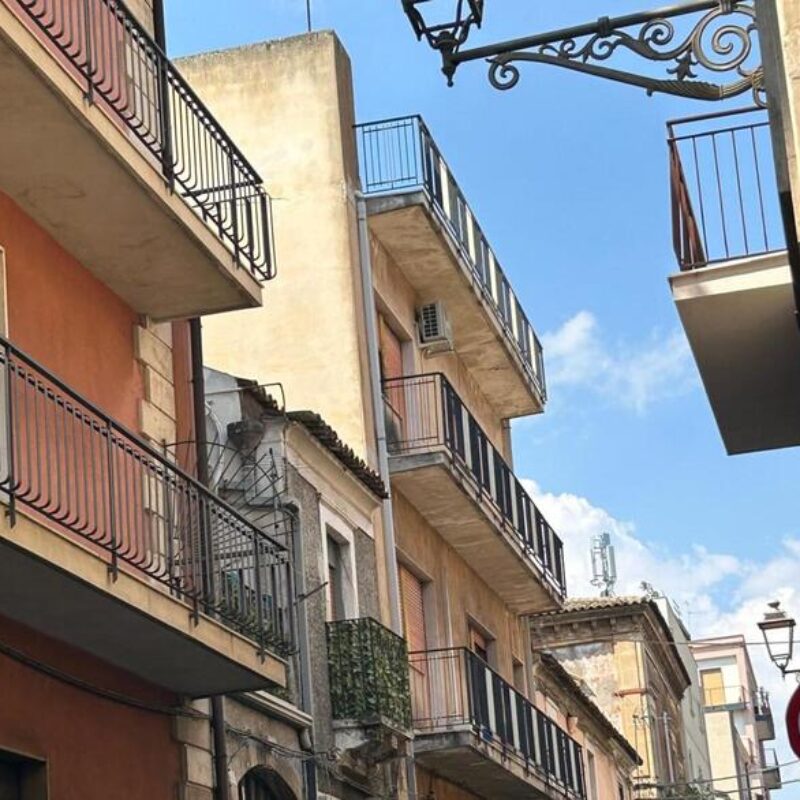 La strada in cui una bambina è morta dopo essere stata lanciata dal balcone a Misterbianco, nel Catanese, 30 aprile 2025. ANSA (npk)