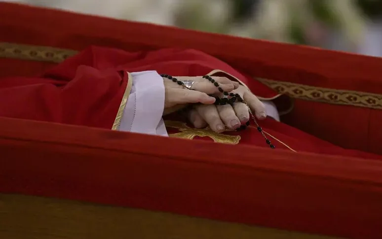 Casula, pallio e mitra: le parole del giorno dopo la morte di Papa Francesco Casula, pallio e mitra: le parole del giorno dopo la morte di Papa Francesco