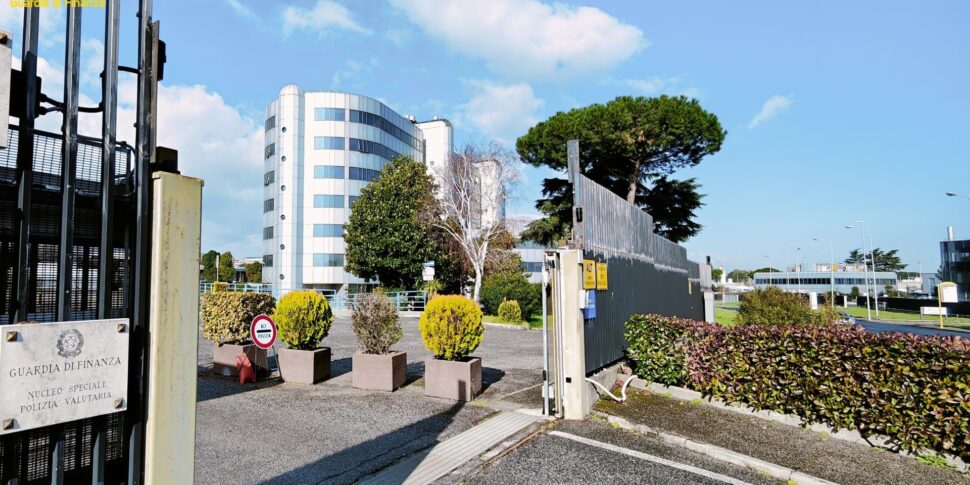 carte false per ottenere rimborsi aerei destinati ai residenti in sicilia la truffa da 180mila euro di uno studente 26enne