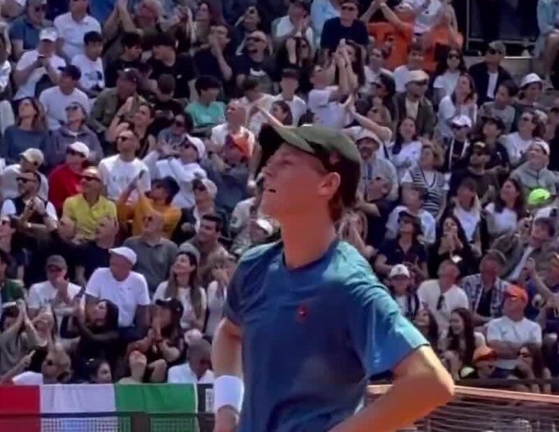 Sinner applaude le Frecce Tricolori durante il warm up agli Internazionali Roma