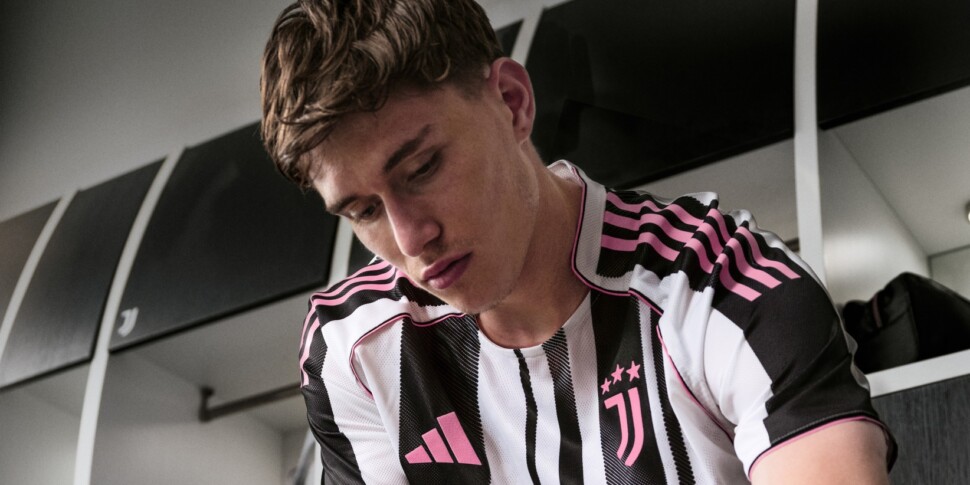 Juventus, svelata la nuova maglia home 2025/26: strisce audaci e accenti rosa Juventus, svelata la nuova maglia home 2025/26: strisce audaci e accenti rosa