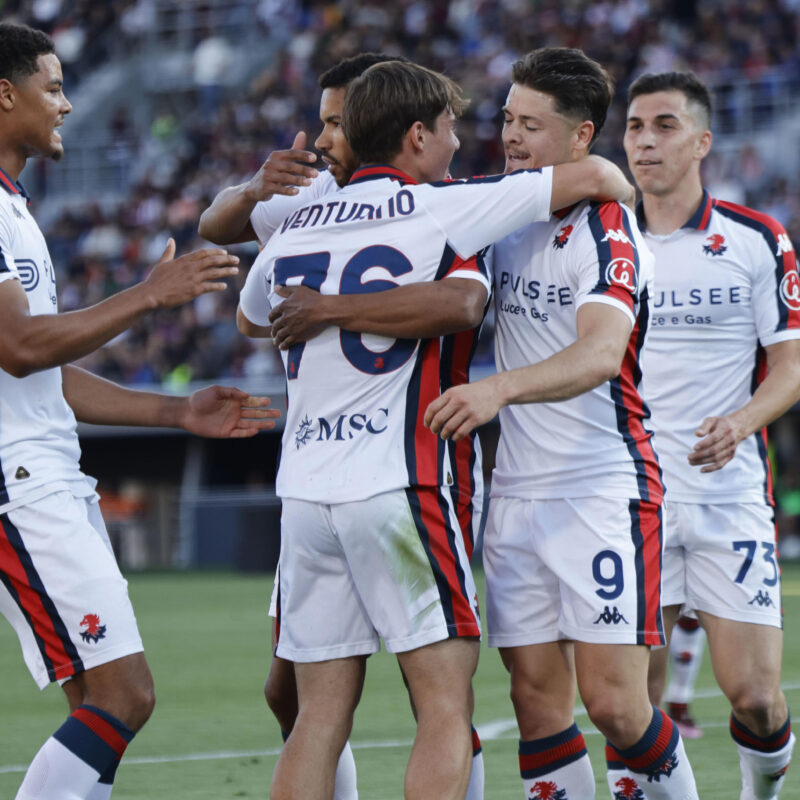 Genoa's Lorenzo Venturino jubilates with his teammates after scoring this second goal during the Italian Serie A soccer match Bologna FC vs Genoa CFC at Renato Dall'Ara stadium in Bologna, Italy, 24 May 2025. ANSA /SERENA CAMPANINI