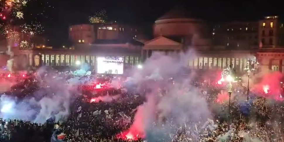 Napoli impazzisce! Piazza Plebiscito esplode dopo il gol del 2 0 di Lukaku e si prepara per la festa scudetto VIDEO Napoli impazzisce! Piazza Plebiscito esplode dopo il gol del 2 0 di Lukaku e si prepara per la festa scudetto VIDEO