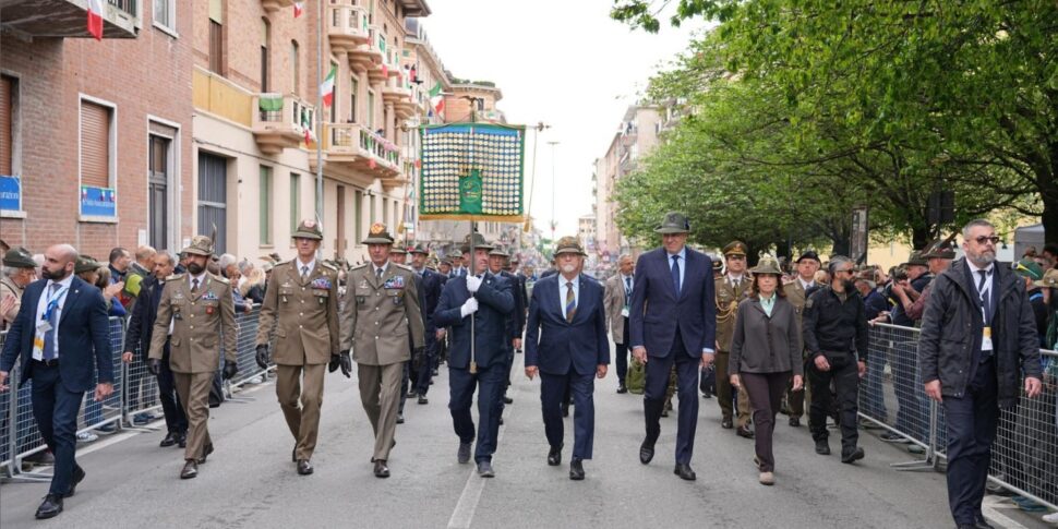 Gli alpini sfilano a Biella: "Impegno per pace e sicurezza" Gli alpini sfilano a Biella: "Impegno per pace e sicurezza"
