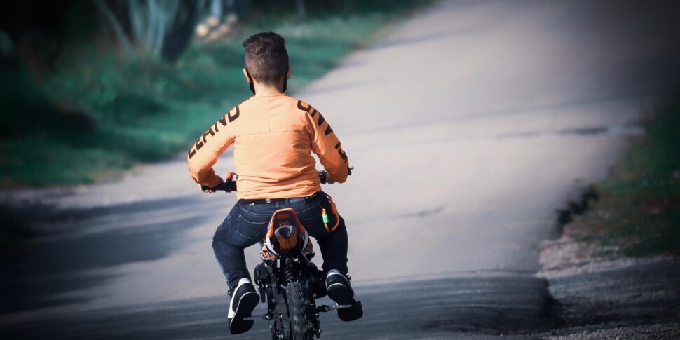 https://assets.gazzettadelsud.it/2025/05/Bambino-in-mini-moto--970x485.jpg