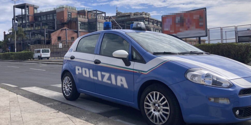 Atti osceni davanti ad una donna vicino ad una scuola. Poi minacce di morte ai poliziotti che lo neutralizzano col taser Atti osceni davanti ad una donna vicino ad una scuola. Poi minacce di morte ai poliziotti che lo neutralizzano col taser