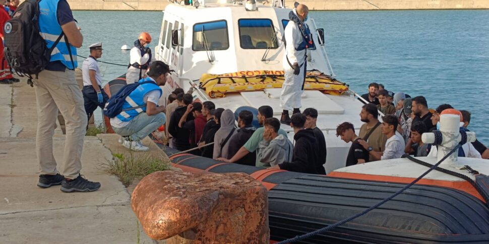 https://assets.gazzettadelsud.it/2025/05/Crotone-soccorsi-65-migranti-a-bordo-di-una-barca-alla-deriva-nel-mar-Ionio-970x485.jpg