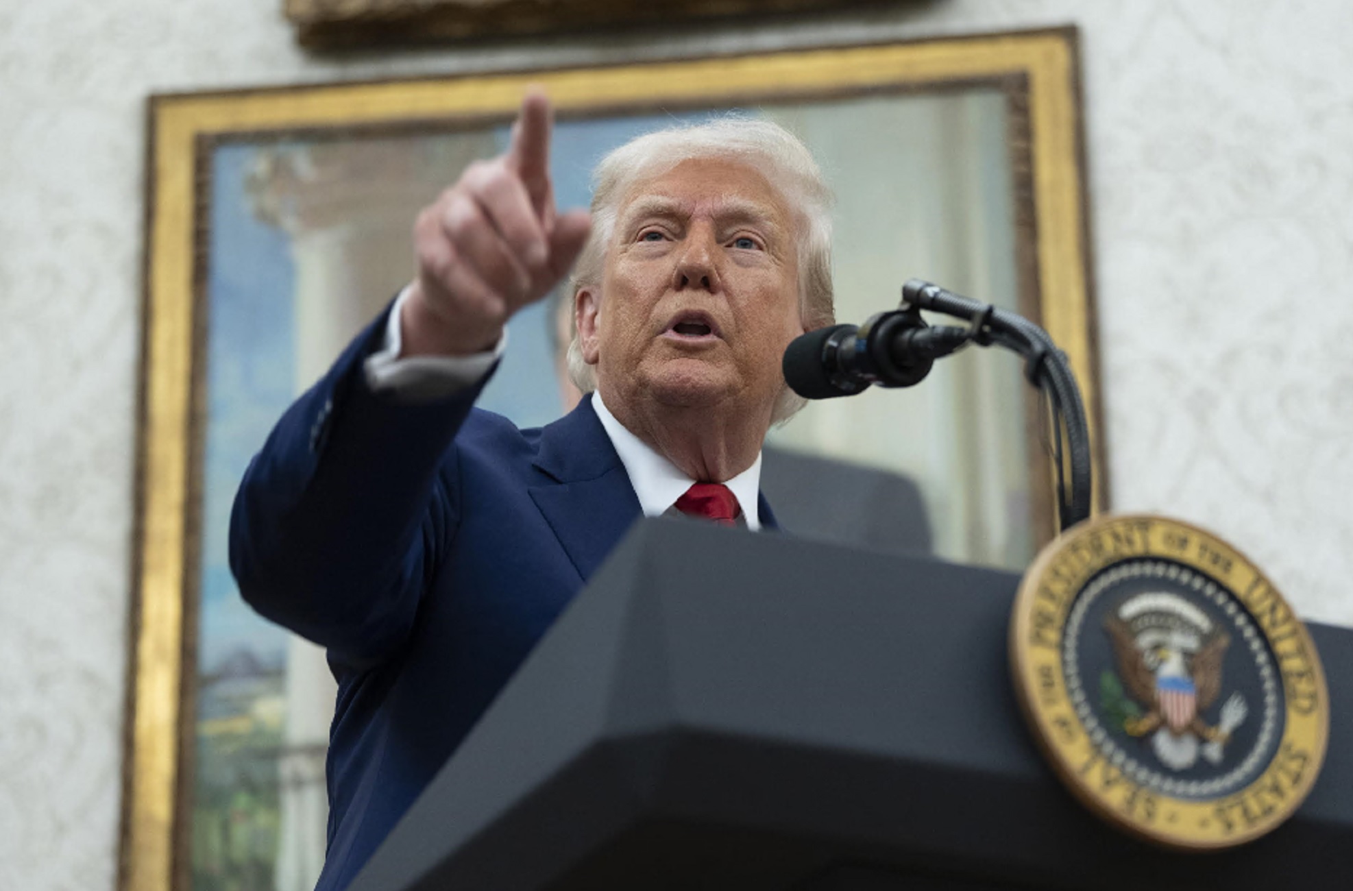 Trump vieta i viaggi negli Usa da 12 Paesi per motivi di sicurezza  nazionale. Stop ai visti per gli studenti stranieri ad Harvard - Gazzetta  del Sud