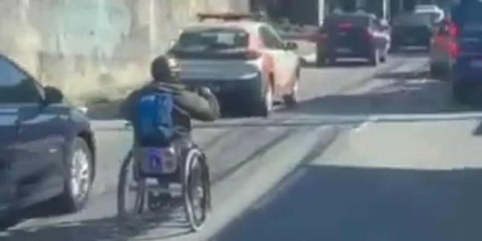 Dribbla le auto in sedia a rotelle a Rio de Janeiro, il video è virale Dribbla le auto in sedia a rotelle a Rio de Janeiro, il video è virale