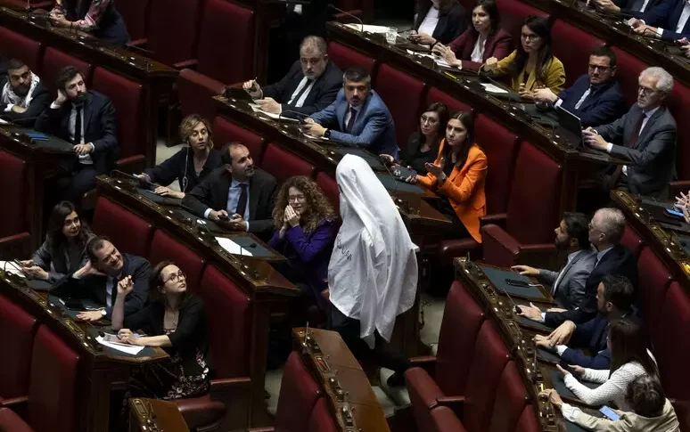 il parlamento come un palco teatrale magi più europa entra in aula travestito da fantasma e meloni ride video da Feedpress.me il parlamento come un palco teatrale magi più europa entra in aula travestito da fantasma e meloni ride video
