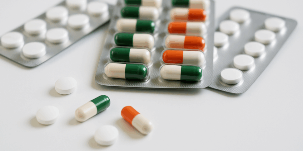 https://assets.gazzettadelsud.it/2025/05/Farmaci-pillole-compresse-970x485.png