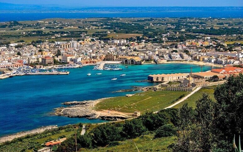 Favignana sotto shock: 18enne accoltella una donna e il compagno e minaccia i soccorritori Favignana sotto shock: 18enne accoltella una donna e il compagno e minaccia i soccorritori