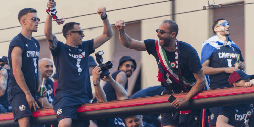 Bologna, festa totale! La vittoria della Coppa Italia celebrata per le vie della città Bologna, festa totale! La vittoria della Coppa Italia celebrata per le vie della città