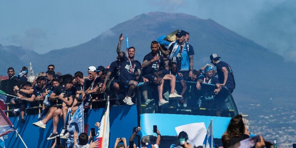https://assets.gazzettadelsud.it/2025/05/Festa-Napoli-970x485-1748286382.jpg