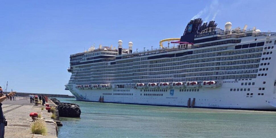Paura a Catania, nave da crociera rompe gli ormeggi per il forte vento: due turisti finiscono in mare Paura a Catania, nave da crociera rompe gli ormeggi per il forte vento: due turisti finiscono in mare
