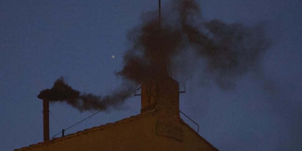 Conclave, la fumata è nera: a vuoto la prima votazione dei cardinali. Circa 50 mila fedeli in piazza San Pietro Conclave, la fumata è nera: a vuoto la prima votazione dei cardinali. Circa 50 mila fedeli in piazza San Pietro