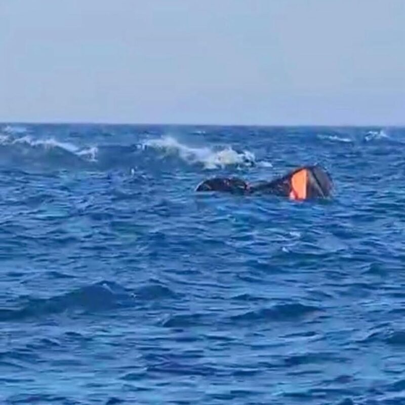 Kitesurfista in difficoltà e barca a vela in panne: doppio intervento della Guardia costiera a Crotone