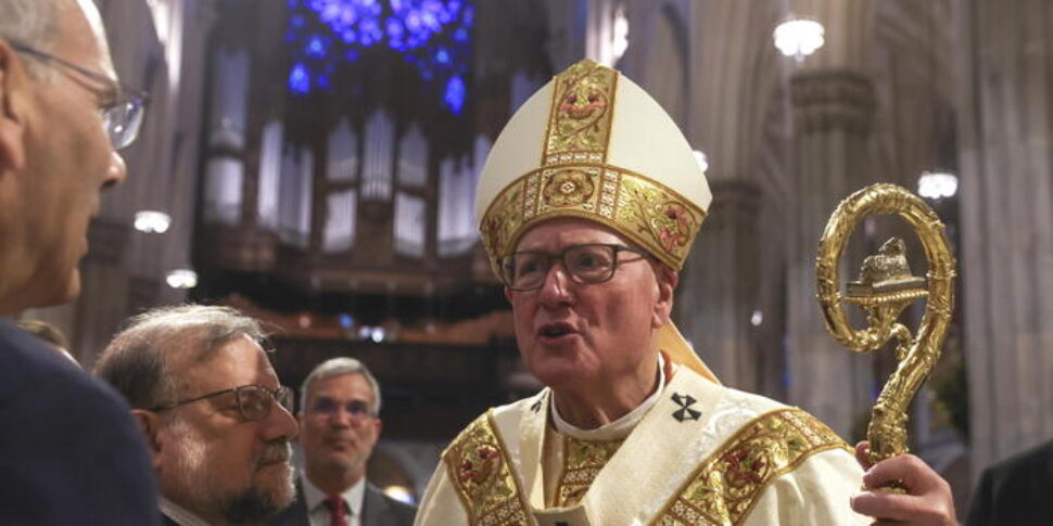 Il cardinale Dolan: "Che brutta figura Trump vestito da Papa! Il nuovo pontefice? Una miscela degli ultimi tre" Il cardinale Dolan: "Che brutta figura Trump vestito da Papa! Il nuovo pontefice? Una miscela degli ultimi tre"