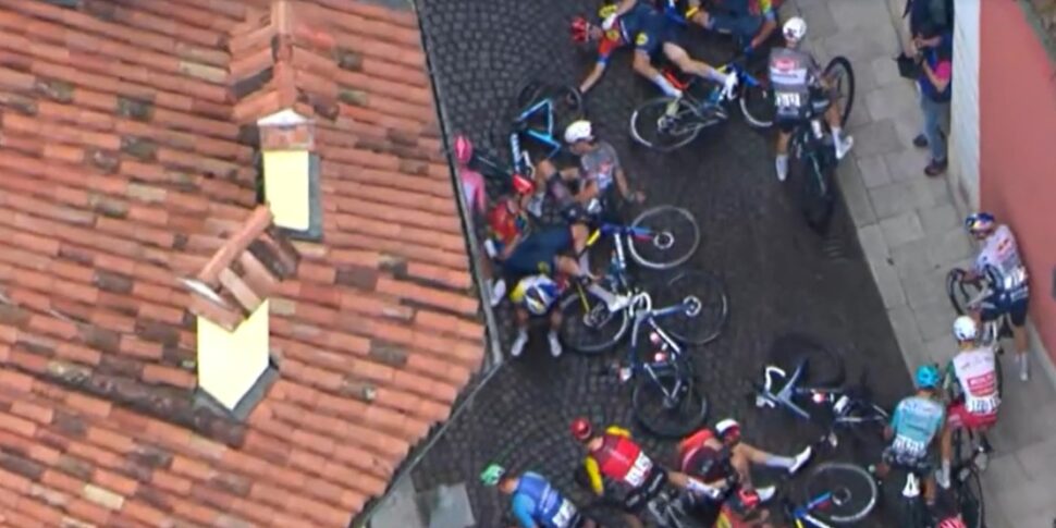giro d italia caduta di gruppo ciccone riparte ma è dolorante
