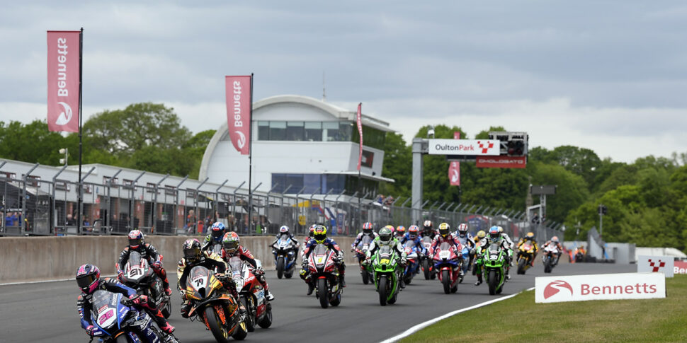 Tragedia a Oulton Park: muoiono i piloti Owen Jenner e Shane Richardson, coinvolti 11 centauri Tragedia a Oulton Park: muoiono i piloti Owen Jenner e Shane Richardson, coinvolti 11 centauri