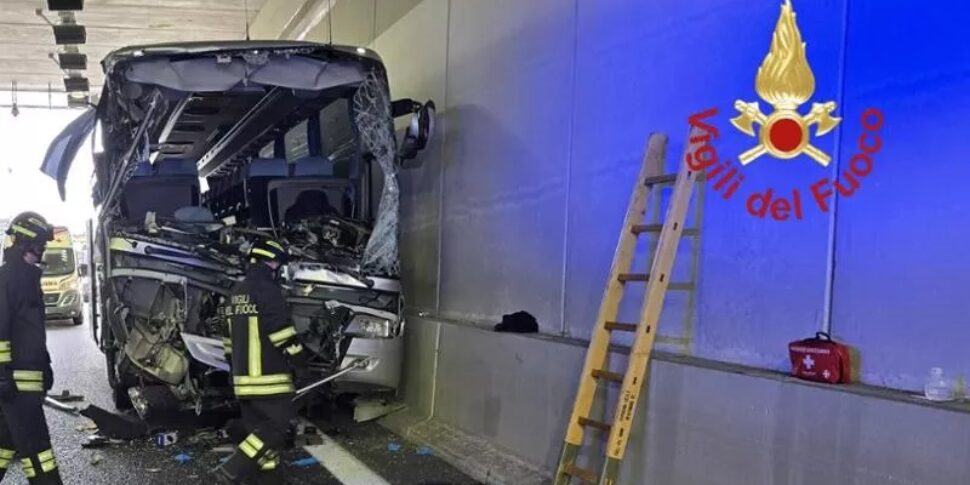 lomazzo scontro tra camion e pullman con una scolaresca in gita morta una maestra 30 persone coinvolte