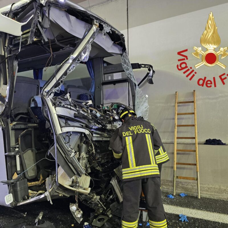 Incidente attorno alle 16.30 di oggi lungo la Pedemontana, a Lomazzo (Como), nel tratto che passa in galleria sotto la frazione di Manera. Secondo una prima ricostruzione, l'incidente coinvolgerebbe un camion e uno scuolabus che traportava bambini di scuola elementare. Un morto, due i codici rossi e 25 quelli verdi. Non ci sarebbero feriti gravi tra i bambini. Sul posto mezzi del 118 e vigili del fuoco, 19 Maggio 2025. ANSA/US VVFF