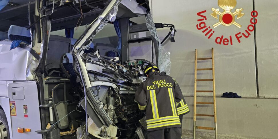 https://assets.gazzettadelsud.it/2025/05/Incidente-mortale-comasco-970x485.jpg