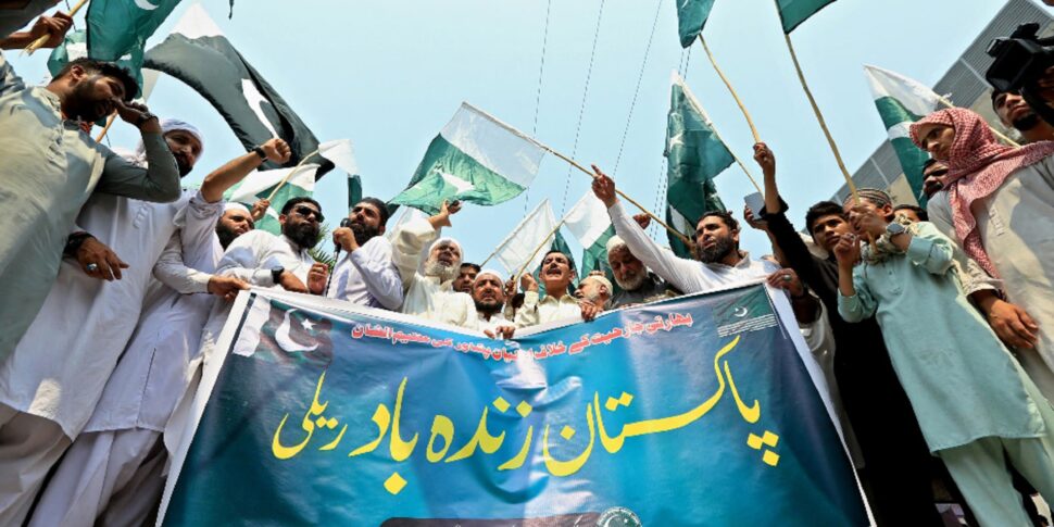 Kashmir in fiamme dopo l’attentato: jet abbattuti, civili uccisi e accuse incrociate. Il mondo teme un conflitto nucleare tra India e Pakistan Kashmir in fiamme dopo l’attentato: jet abbattuti, civili uccisi e accuse incrociate. Il mondo teme un conflitto nucleare tra India e Pakistan