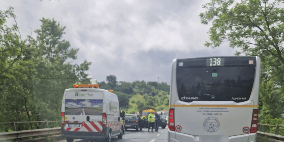 Paura sulla Statale 107, scontro tra due auto all'altezza di Rende ...