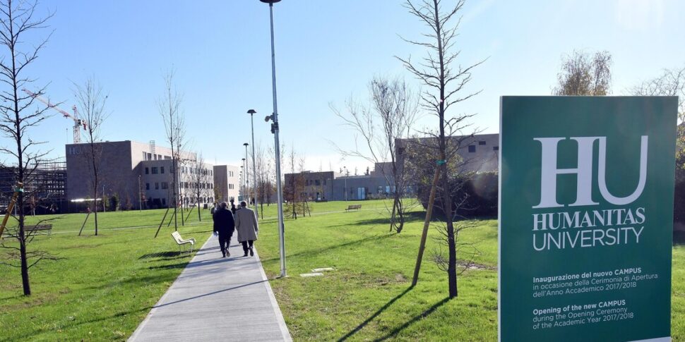 milano 21enne senza patente muore in scooter fugge alla vista della polizia e si schianta contro un semaforo