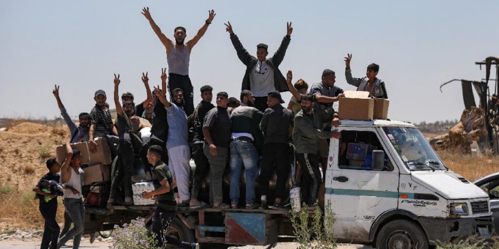 https://assets.gazzettadelsud.it/2025/05/Palestinians-react-as-they-carry-aid-supplies-received-from-the-US-backed-Gaza-Humanitarian-Foundation-through-an-area-known-as-the-Netzarim-Corridor-central-Gaza-Strip-29-May-2025-970x485.jpg