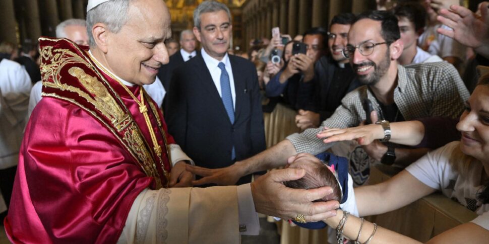 Papa Leone ripristina la gratifica che Francesco aveva archiviato, 500 euro ai dipendenti del Vaticano Papa Leone ripristina la gratifica che Francesco aveva archiviato, 500 euro ai dipendenti del Vaticano