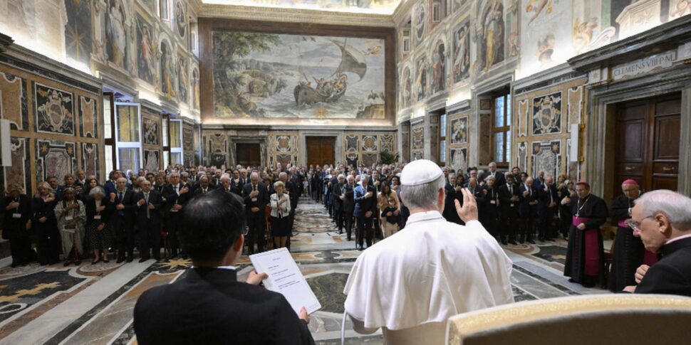https://assets.gazzettadelsud.it/2025/05/Papa-Leone-XIV-5-970x485.jpg